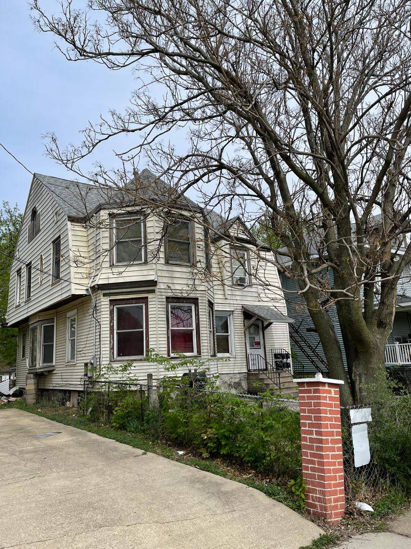 Apartment for rent at 1109 Sycamore St, Waterloo, IA 50703