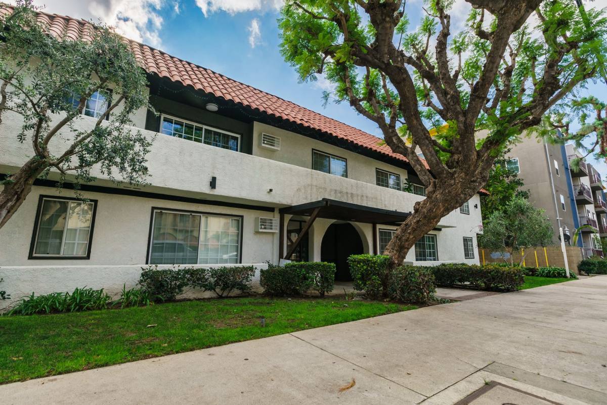 Apartment for rent at 18424 Halsted Ave, Northridge, CA 91325
