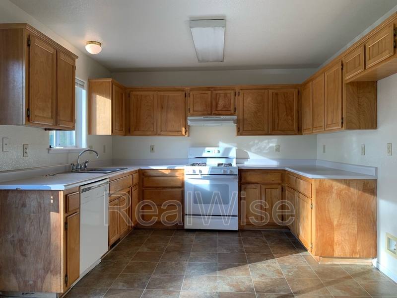 House for rent at 249 SW Rogue River Ave #D, Grants Pass, OR 97526