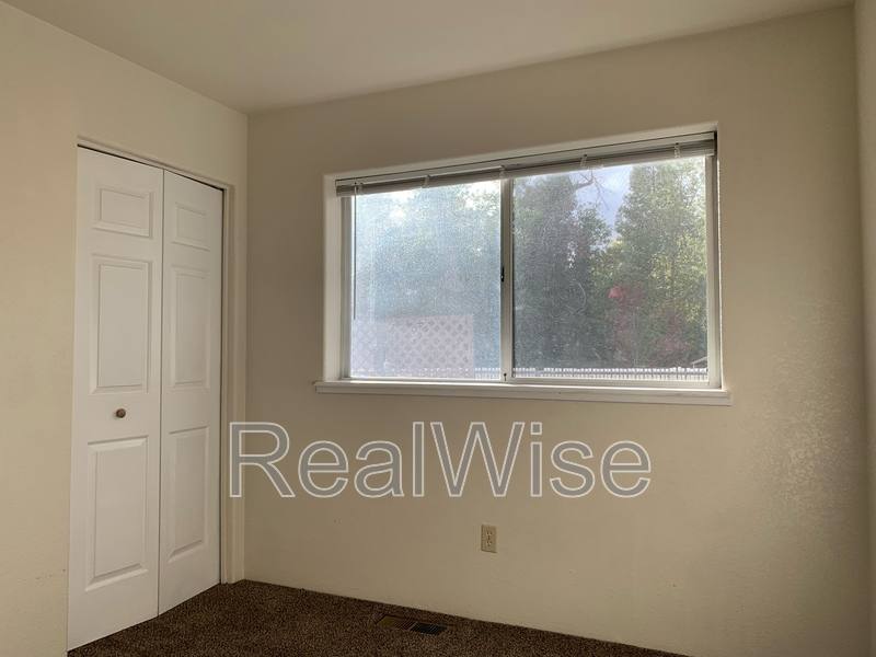 House for rent at 249 SW Rogue River Ave #D, Grants Pass, OR 97526