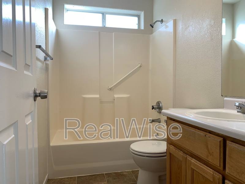 House for rent at 249 SW Rogue River Ave #D, Grants Pass, OR 97526