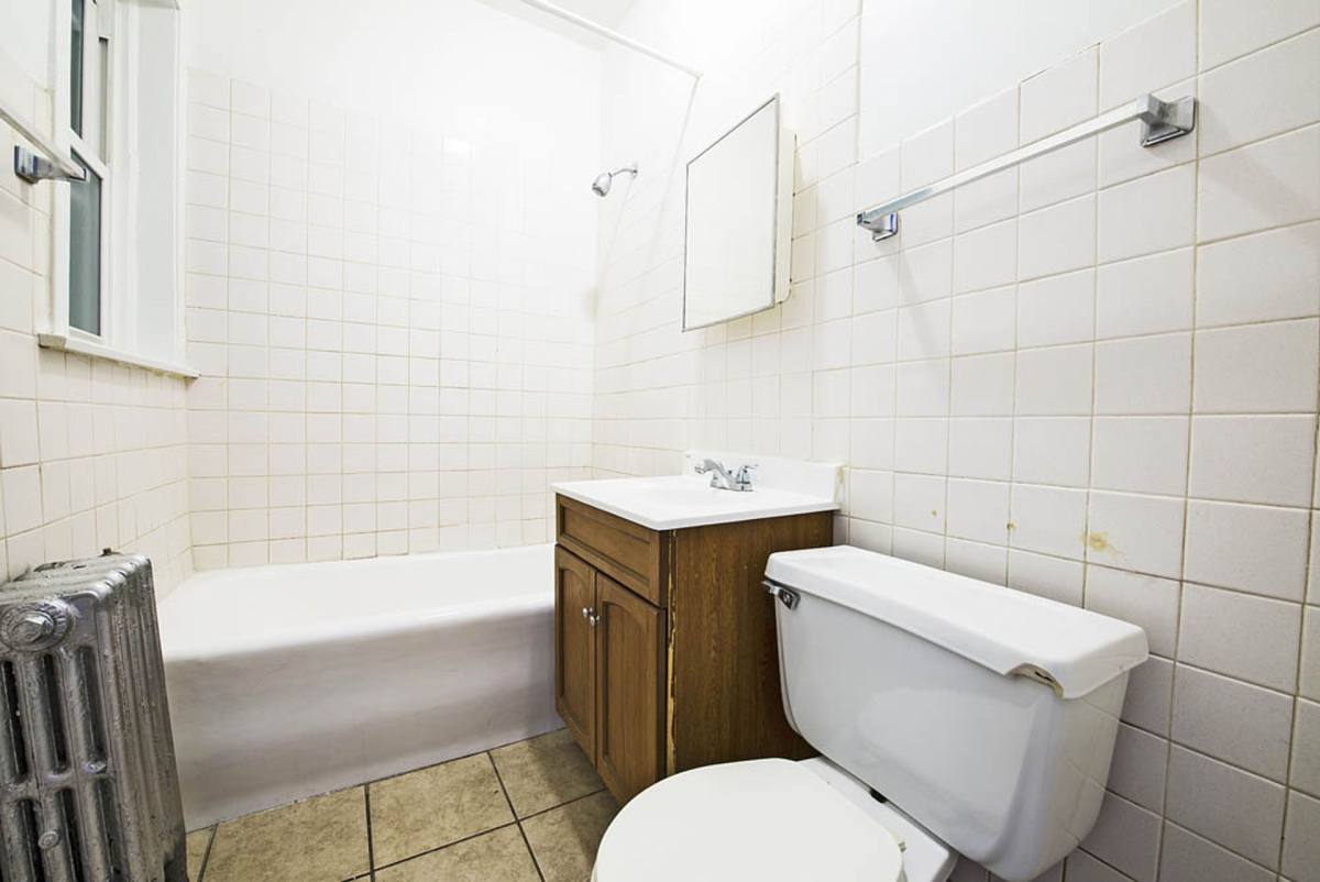 Apartment for rent at 1738 W 77th St, Chicago, IL 60620