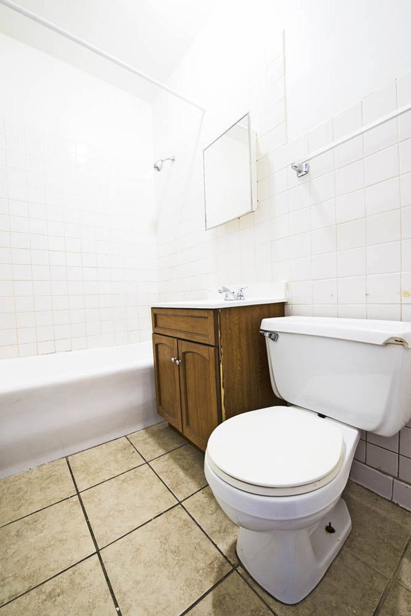 Apartment for rent at 1738 W 77th St, Chicago, IL 60620