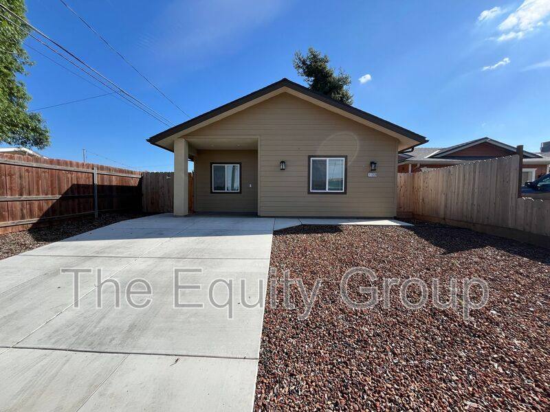 Apartment for rent at 1135 W Baker #B, Porterville, CA 93257