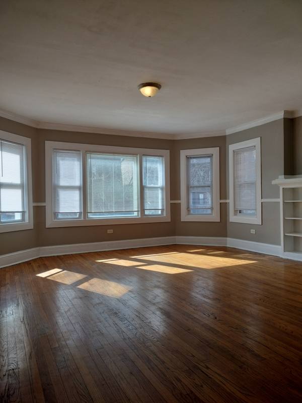 Apartment for rent at 7729 S Essex Ave #2, Chicago, IL 60649