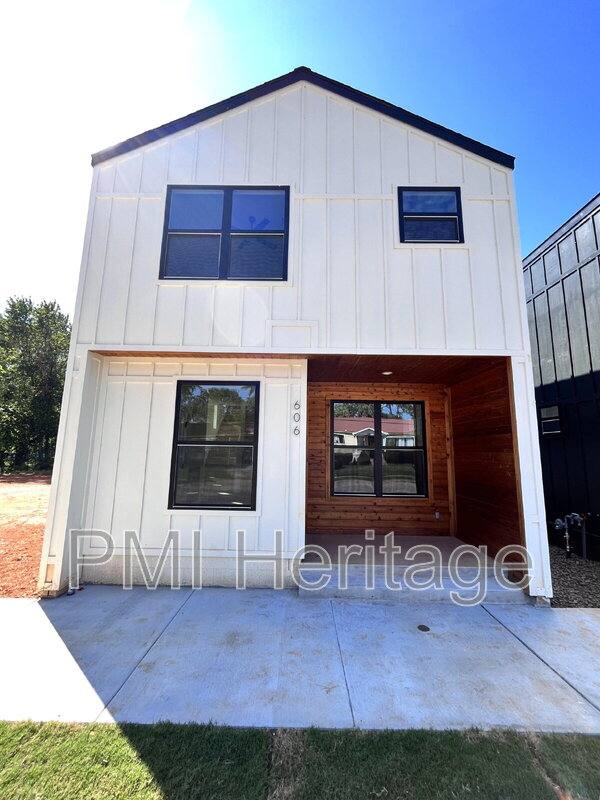 House for rent at 604 N 6th St, Rogers, AR 72756