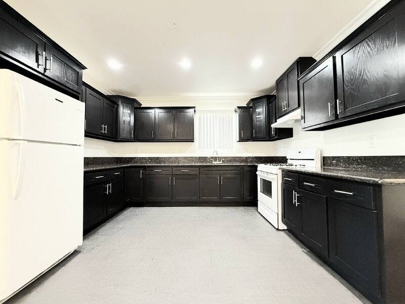 Apartment for rent at 114 W 50th St, Los Angeles, CA 90037
