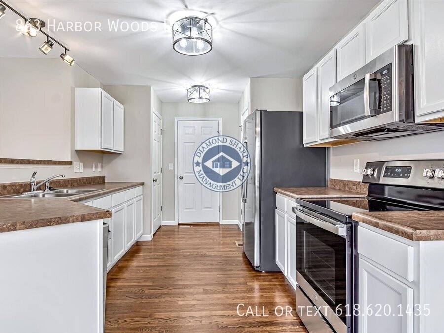 Townhouse for rent at 863 Harbor Woods Dr #1, Fairview Heights, IL 62208