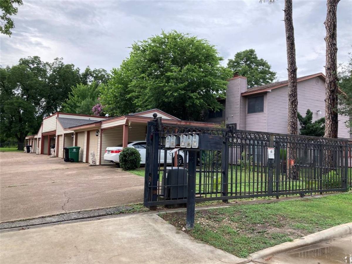 Townhouse for rent at 1839 Sherwood Forest St, Houston, TX 77043