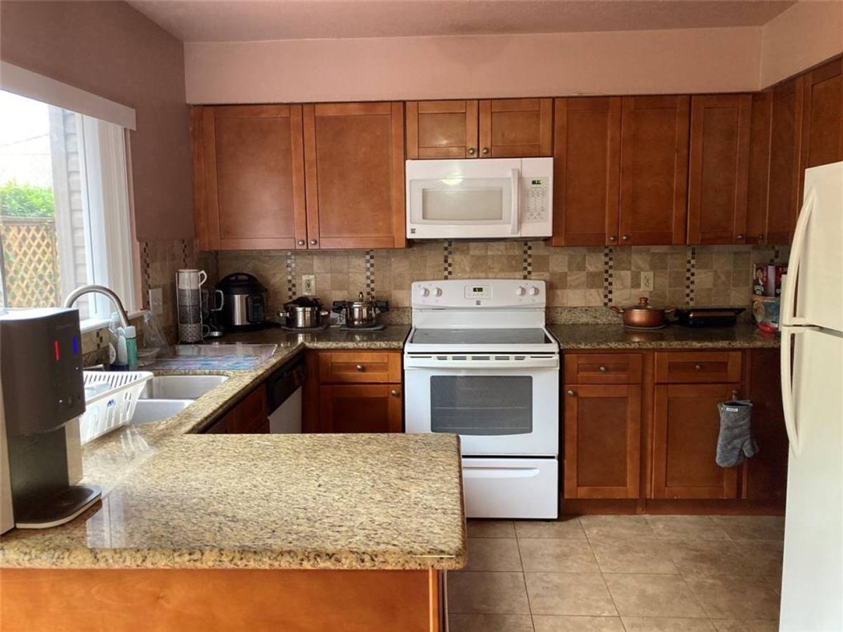 Townhouse for rent at 1839 Sherwood Forest St, Houston, TX 77043