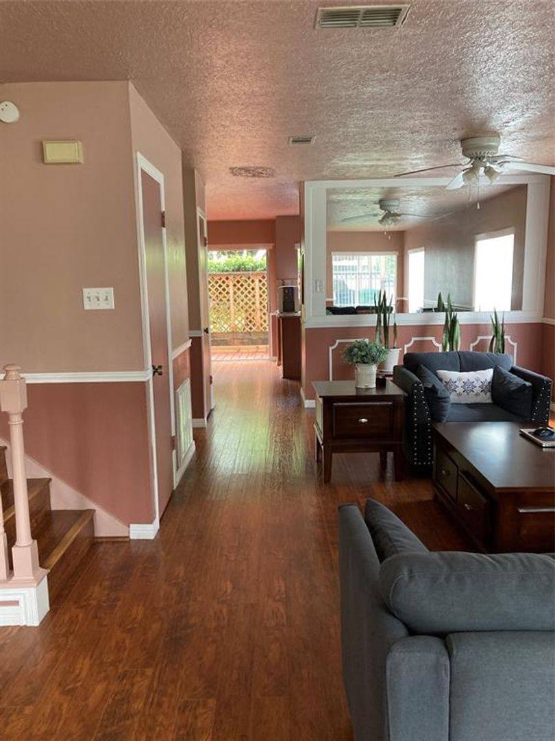 Townhouse for rent at 1839 Sherwood Forest St, Houston, TX 77043