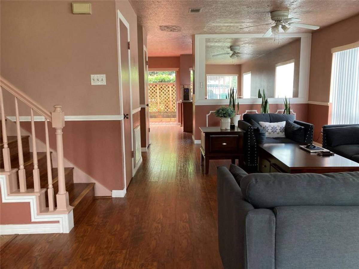 Townhouse for rent at 1839 Sherwood Forest St, Houston, TX 77043