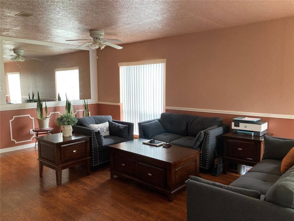 Townhouse for rent at 1839 Sherwood Forest St, Houston, TX 77043