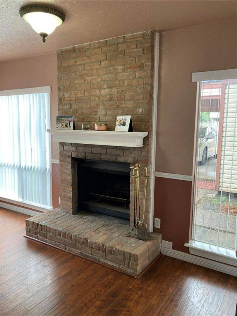 Townhouse for rent at 1839 Sherwood Forest St, Houston, TX 77043