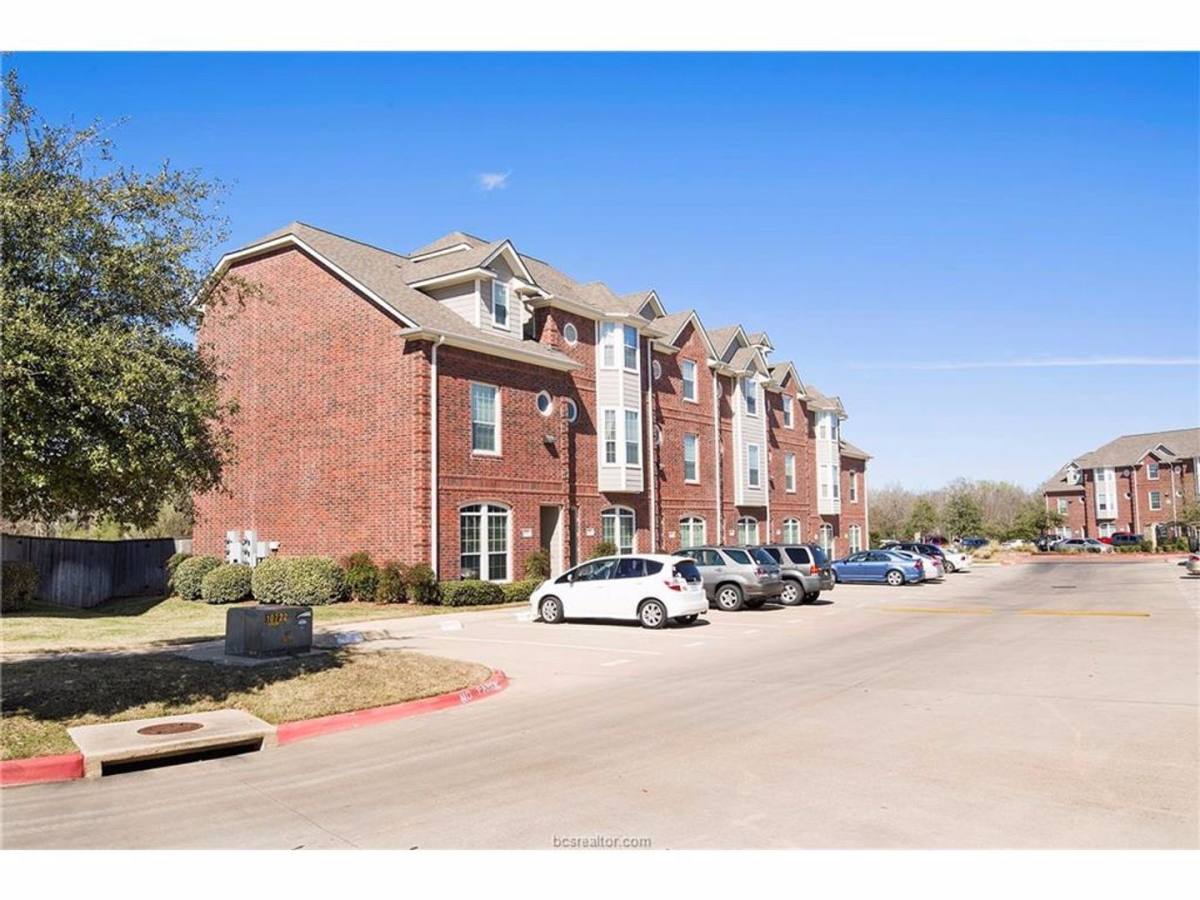 Apartment for rent at 305 Holleman, College Station, TX 77840
