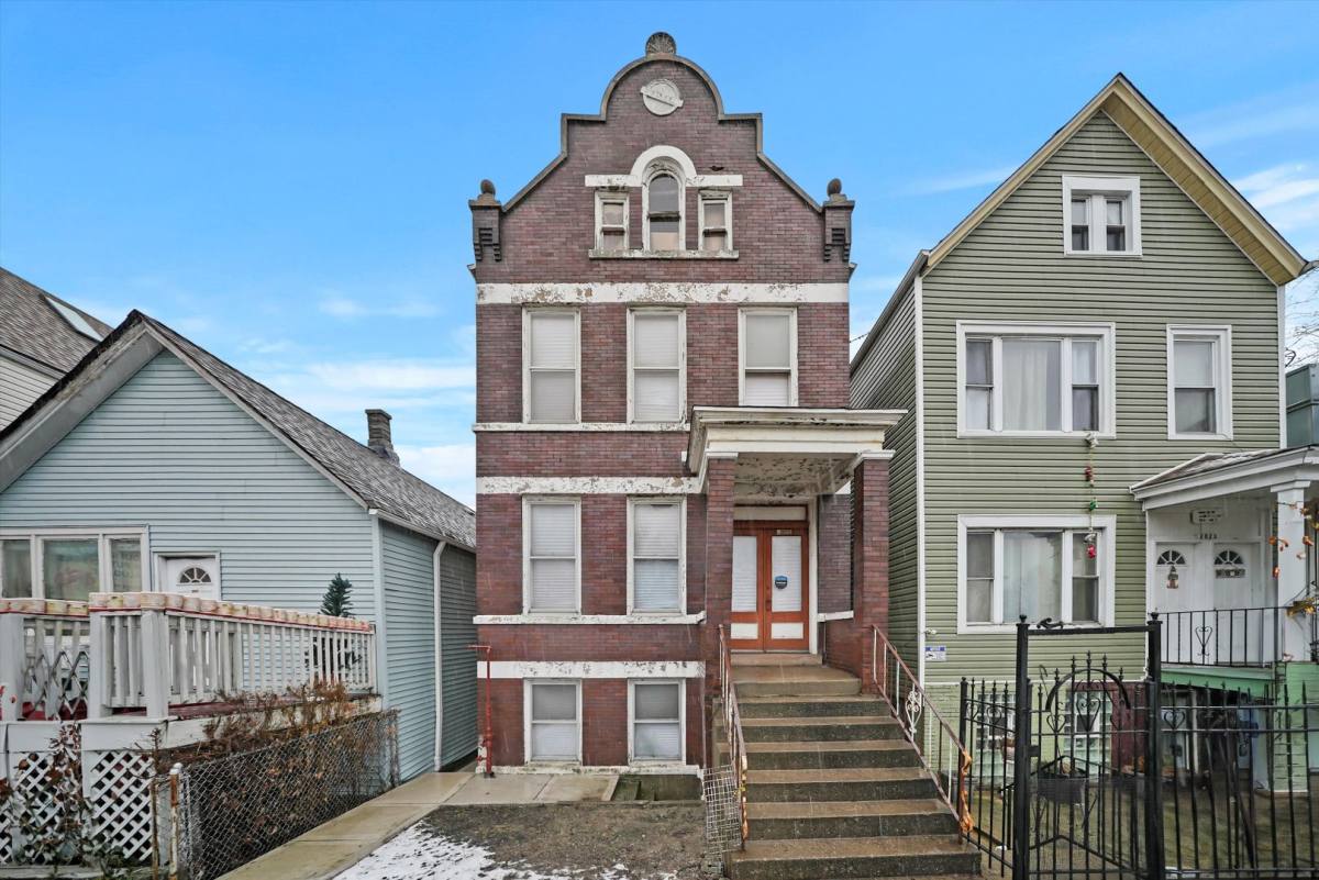 Apartment for rent at 2021 W 47th St, Chicago, IL 60609