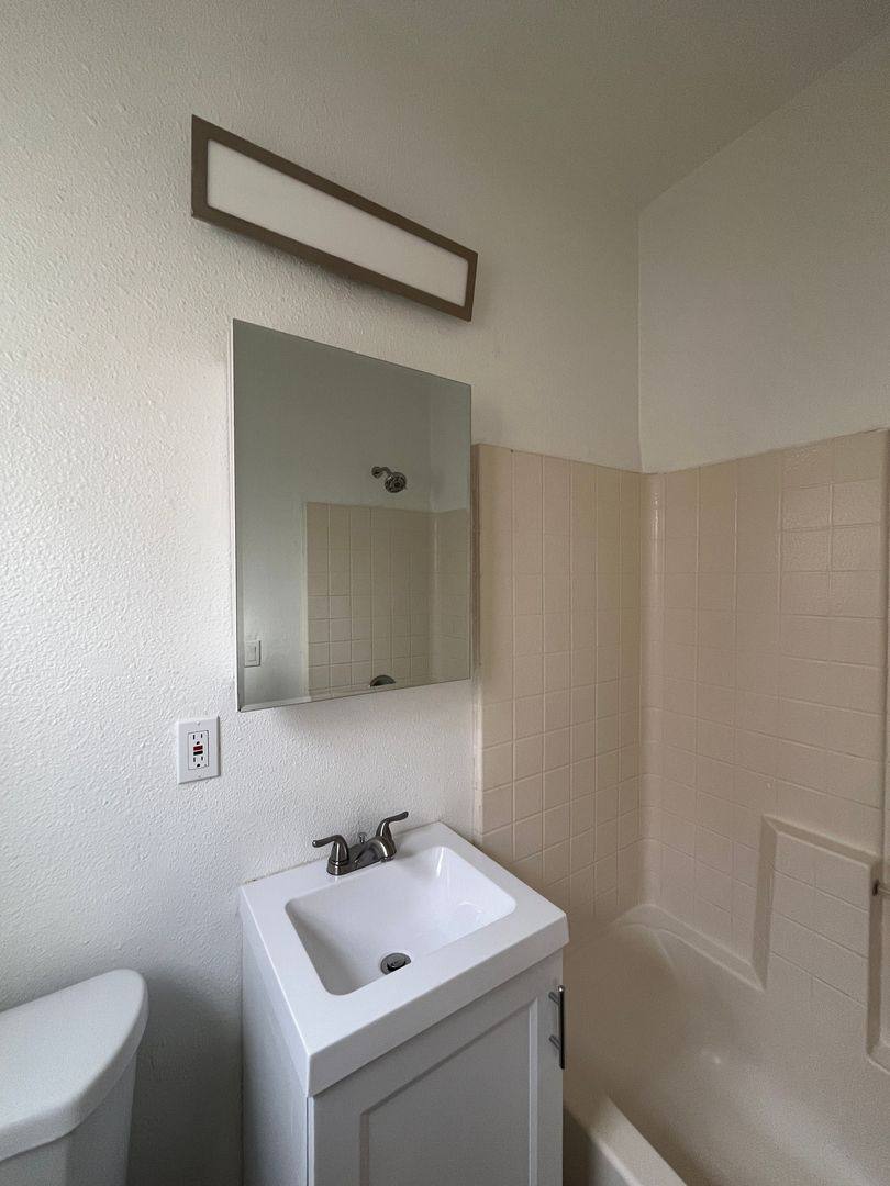 Apartment for rent at 935 Alamitos Ave, Long Beach, CA 90806