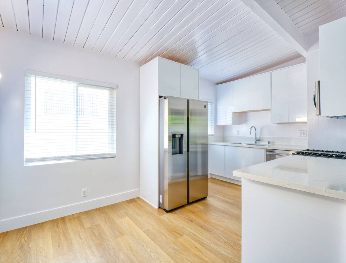 Apartment for rent at 3721 Westwood Blvd, Los Angeles, CA 90034