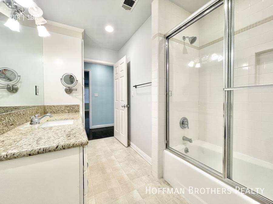 Apartment for rent at 806 N Las Palmas Ave, Los Angeles, CA 90038