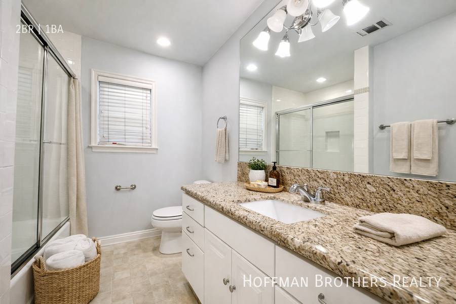 Apartment for rent at 806 N Las Palmas Ave, Los Angeles, CA 90038