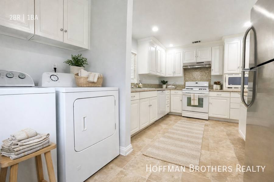 Apartment for rent at 806 N Las Palmas Ave, Los Angeles, CA 90038