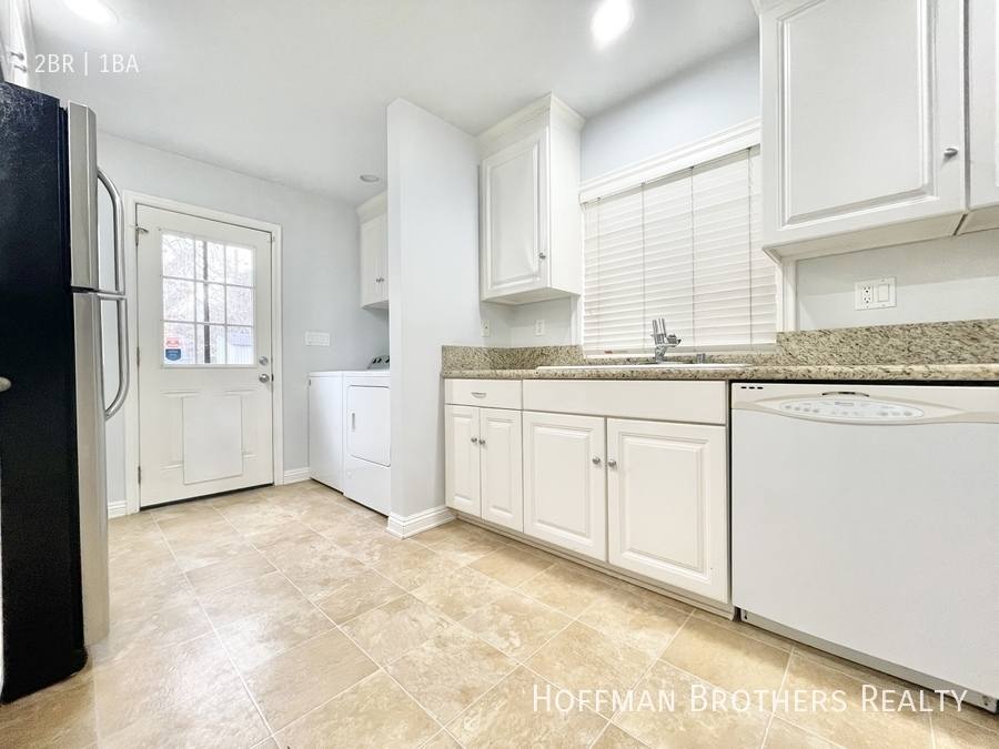 Apartment for rent at 806 N Las Palmas Ave, Los Angeles, CA 90038