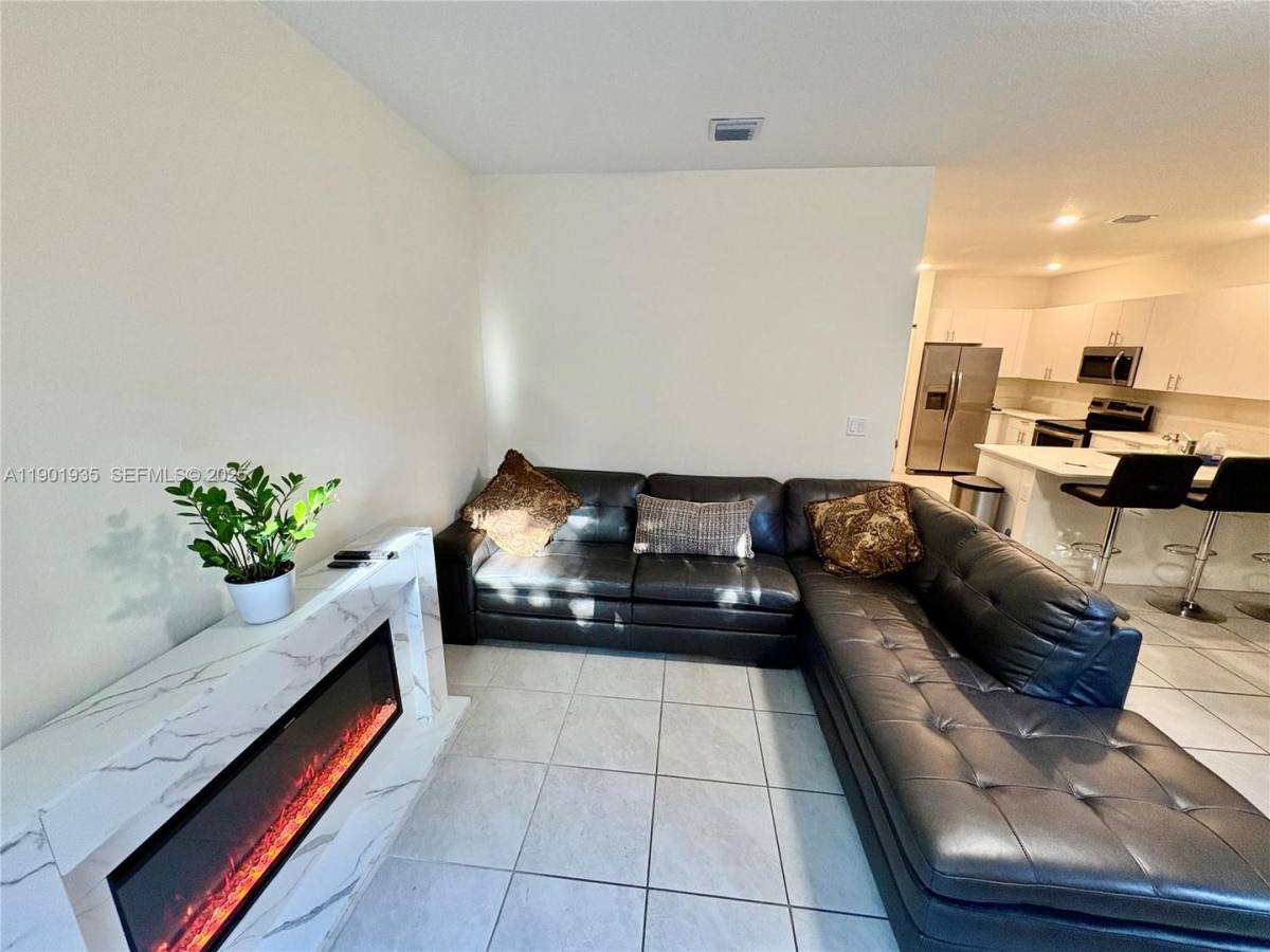 Townhouse for rent at 1020 SE 26th Terrace, Homestead, FL 33035
