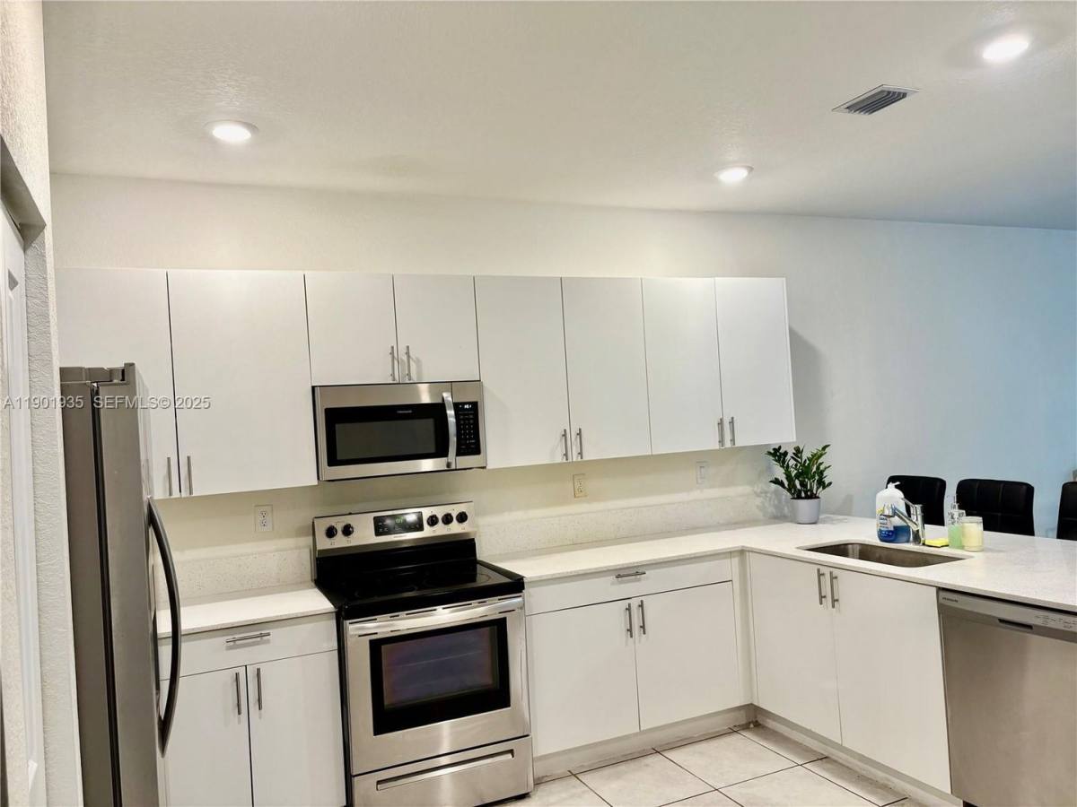 Townhouse for rent at 1020 SE 26th Terrace, Homestead, FL 33035