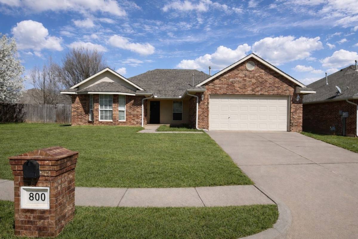 House for rent at 800 Blake Court, Edmond, OK 73003