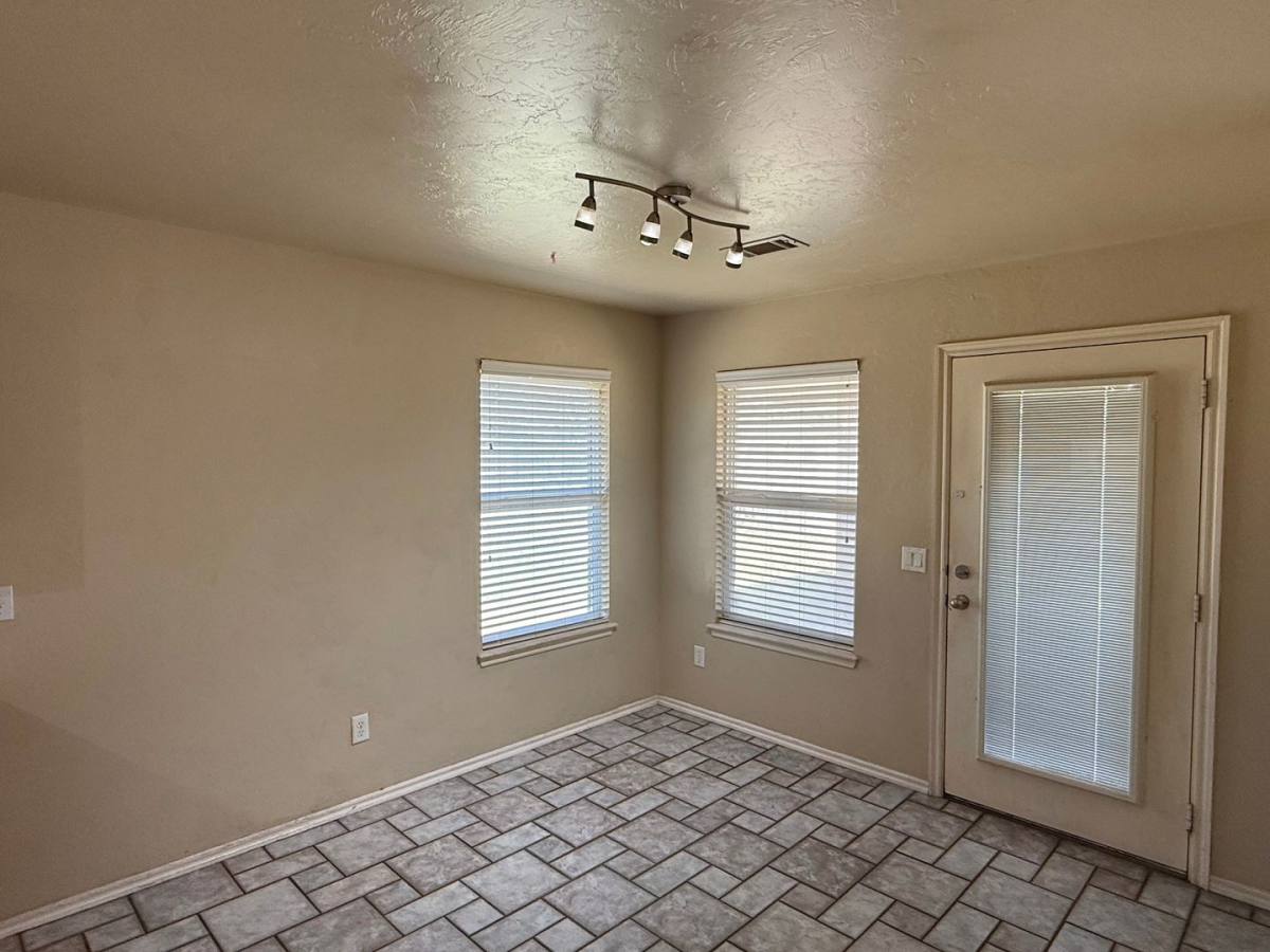 House for rent at 800 Blake Court, Edmond, OK 73003