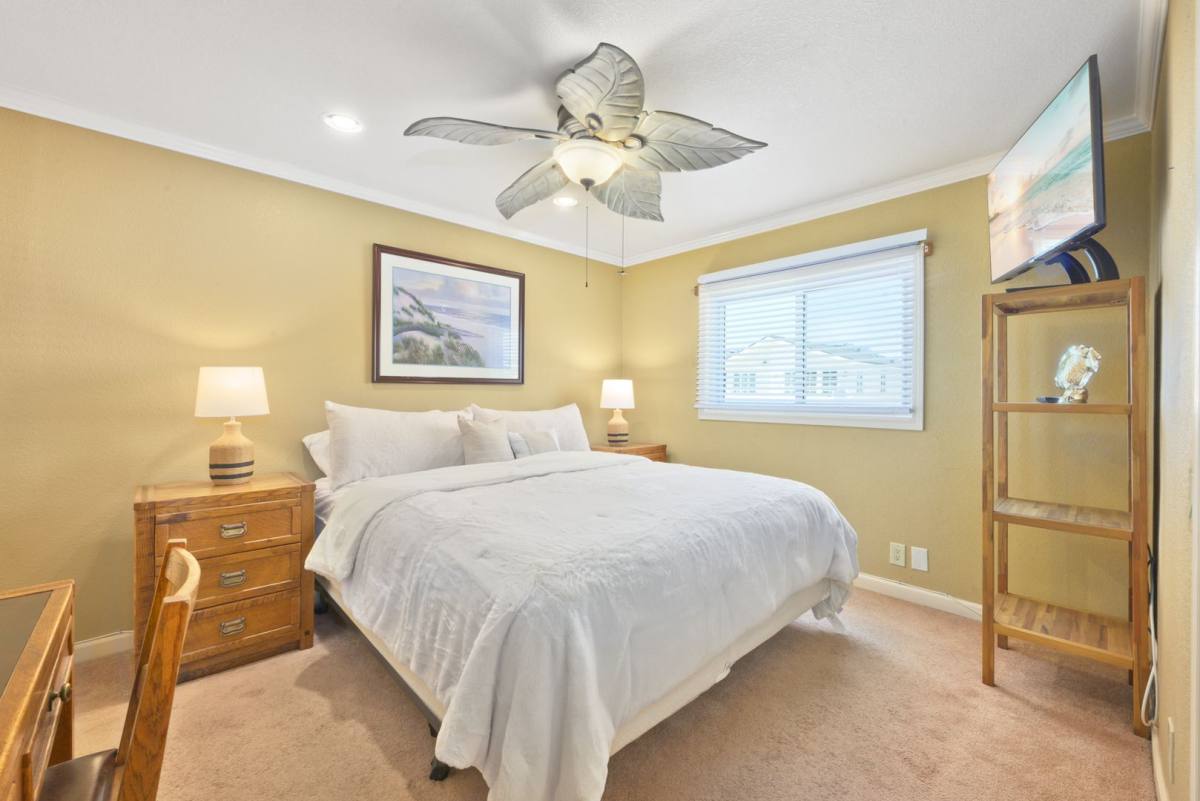 Apartment for rent at 111 E Edgewater Ave, Newport Beach, CA 92661