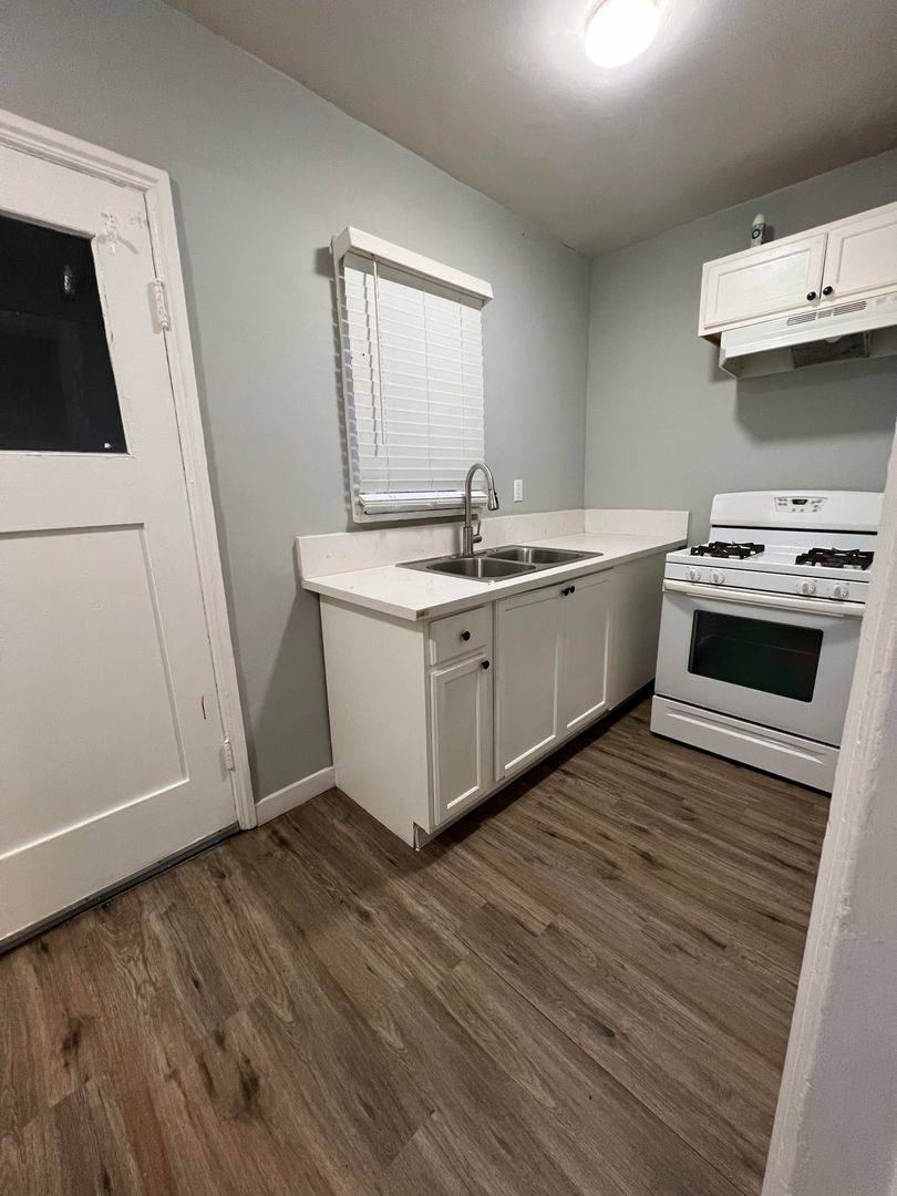 Apartment for rent at 239 W 80th St, Los Angeles, CA 90003