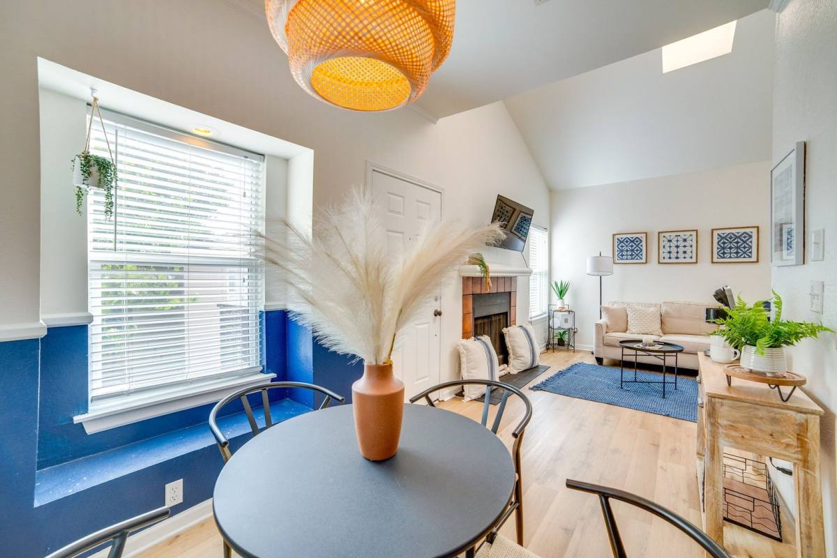Apartment for rent at 5963 Ross Ave, Dallas, TX 75206