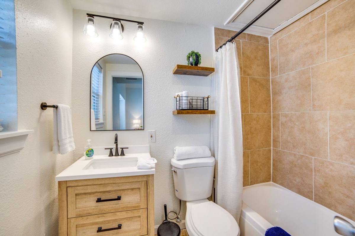 Apartment for rent at 5963 Ross Ave, Dallas, TX 75206
