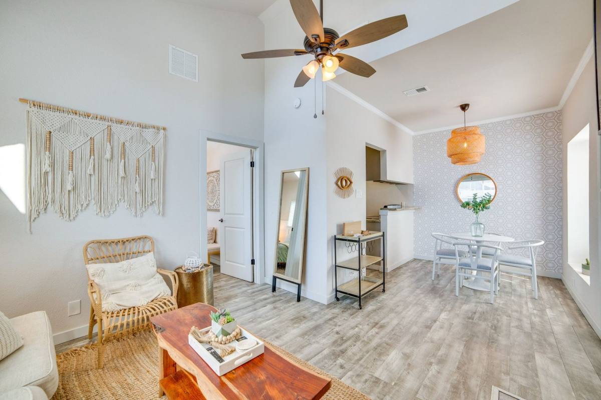 Apartment for rent at 5963 Ross Ave, Dallas, TX 75206