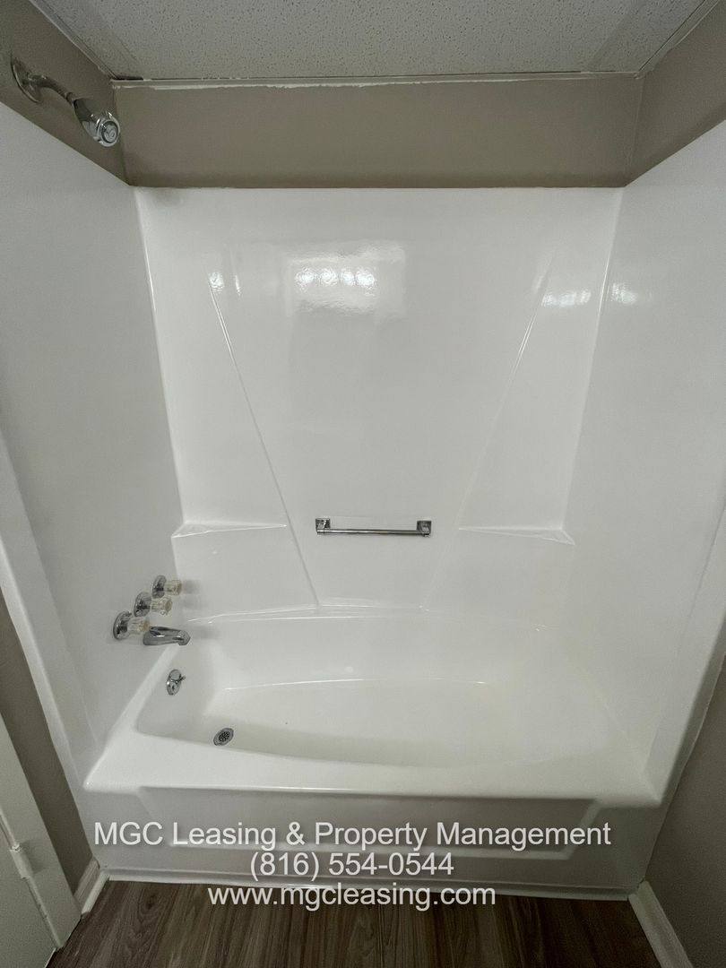 Apartment for rent at 309 SE Grand Ave, Lees Summit, MO 64063