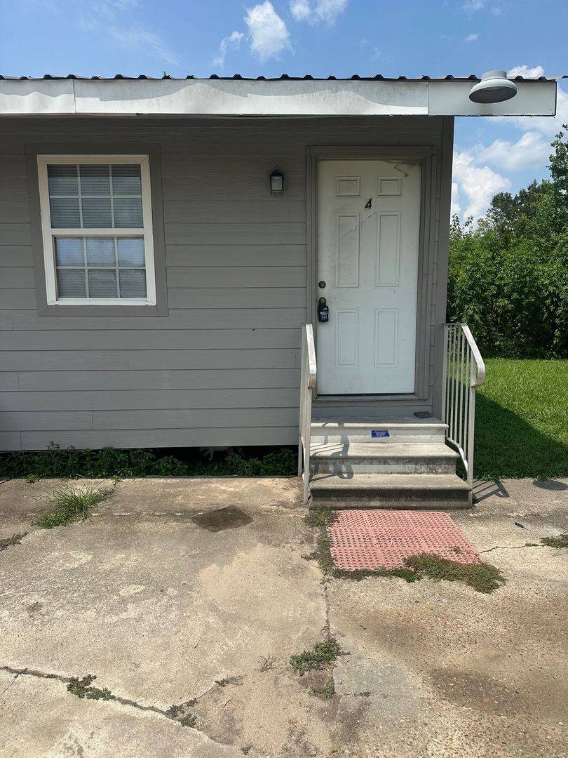 Apartment for rent at 2425 1 2 Broad St, Lake Charles, LA 70601