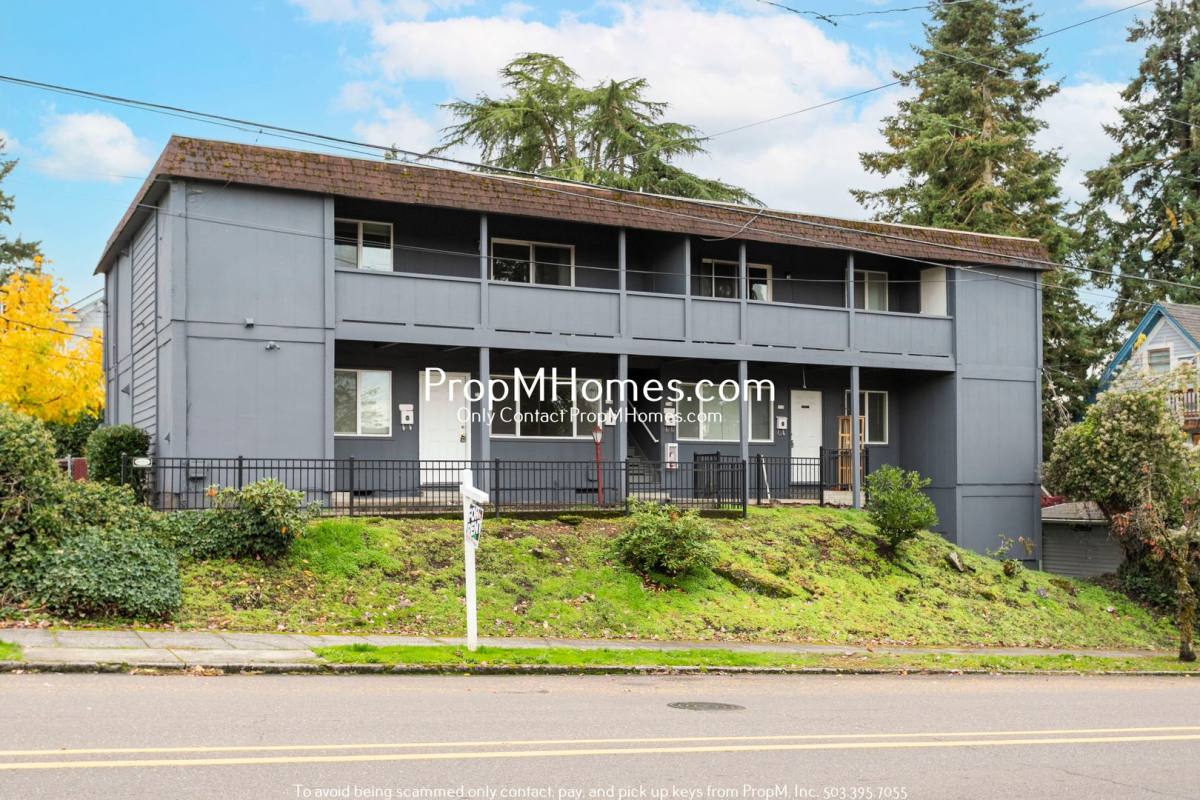 Apartment for rent at 714 9th St, Oregon City, OR 97045
