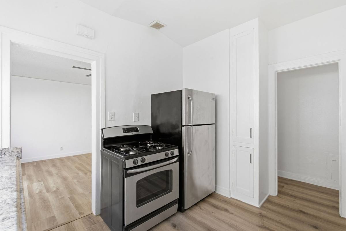 Apartment for rent at 707 W 48th St, Los Angeles, CA 90037
