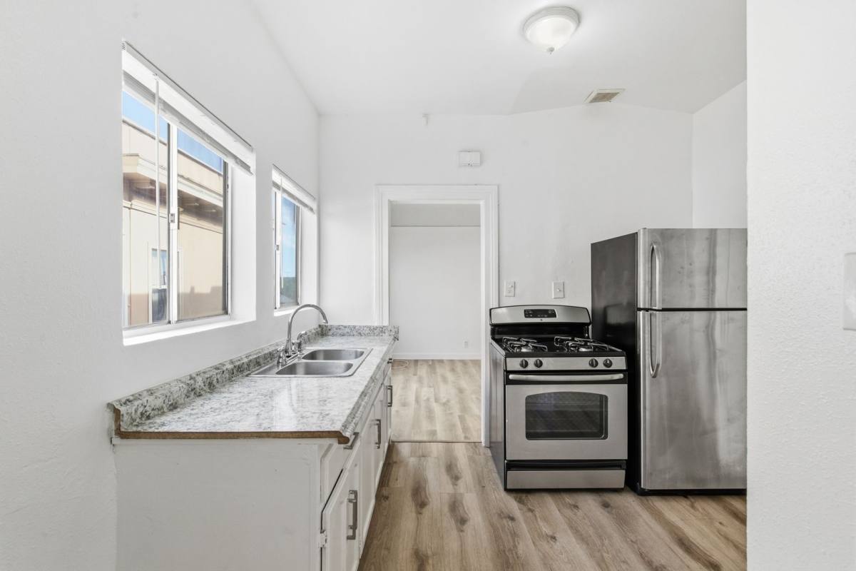 Apartment for rent at 707 W 48th St, Los Angeles, CA 90037