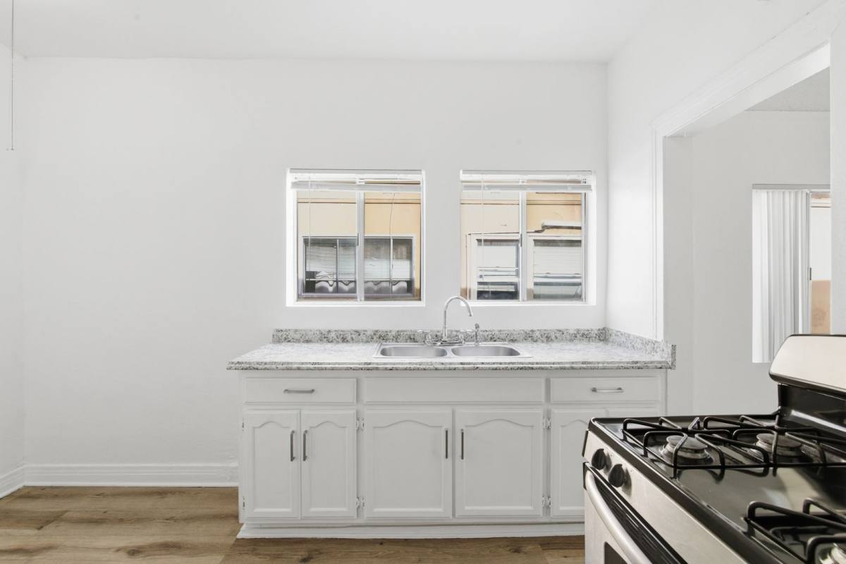 Apartment for rent at 707 W 48th St, Los Angeles, CA 90037