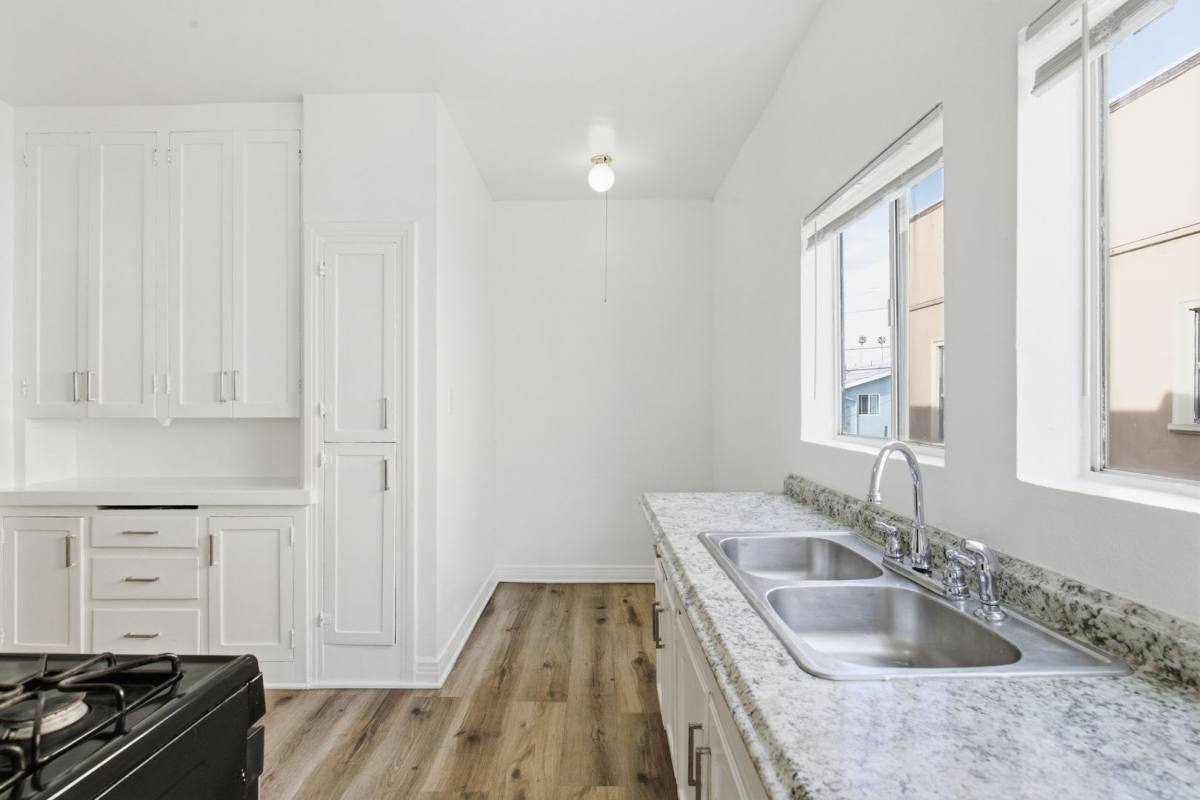 Apartment for rent at 707 W 48th St, Los Angeles, CA 90037