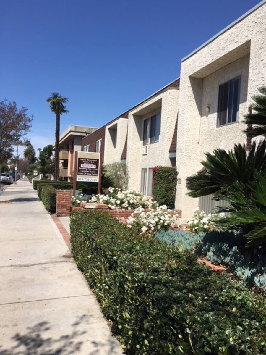 Apartment for rent at 18355 Collins St, Tarzana, CA 91356