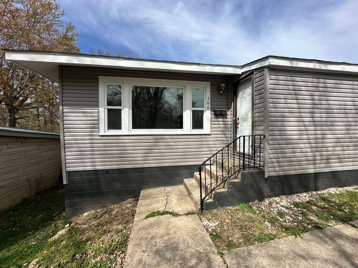 Apartment for rent at 306 W 14th St, Benton, KY 42025