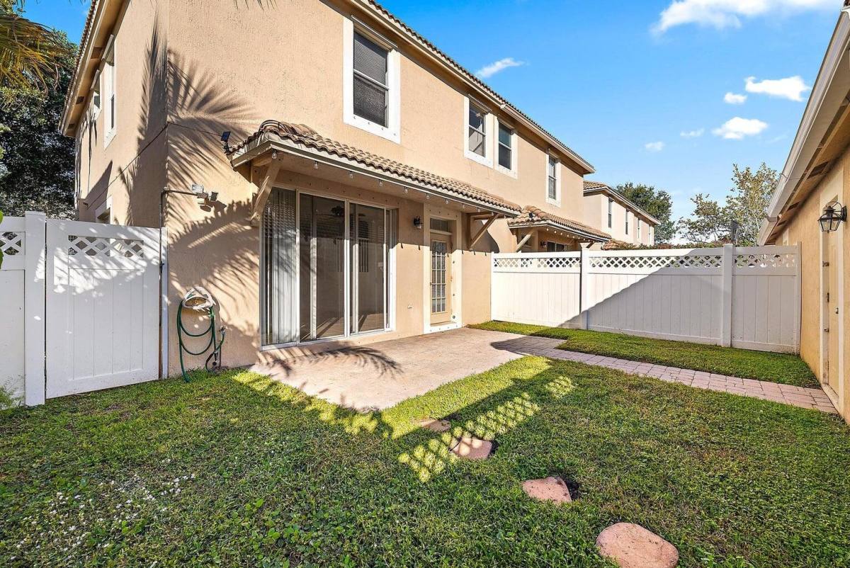 Townhouse for rent at 8050 Murano Circle, Palm Beach Gardens, FL 33418