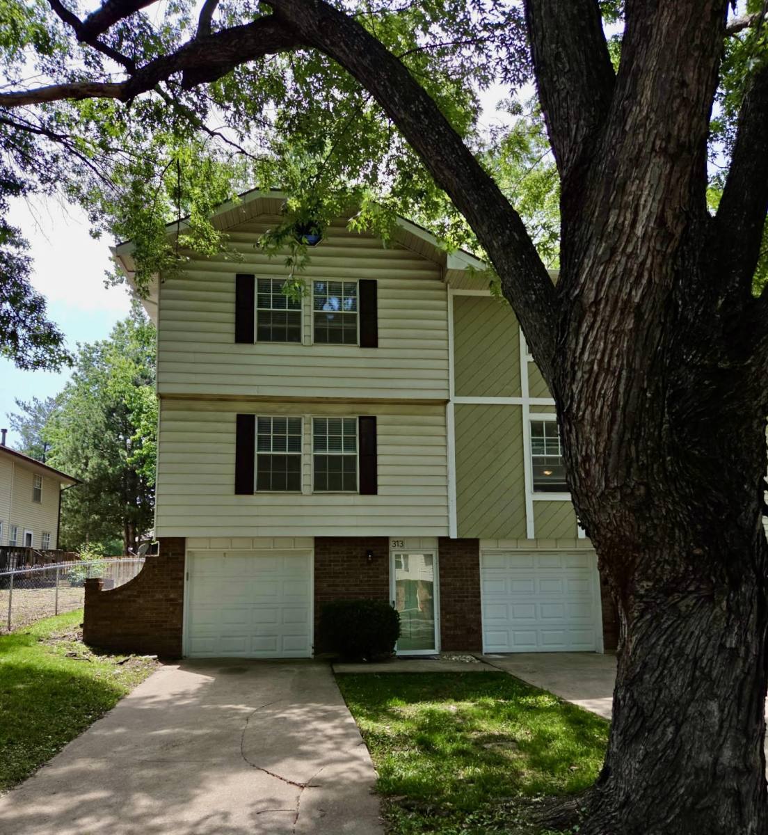 Townhouse for rent at 313 NW 3rd St, Blue Springs, MO 64014