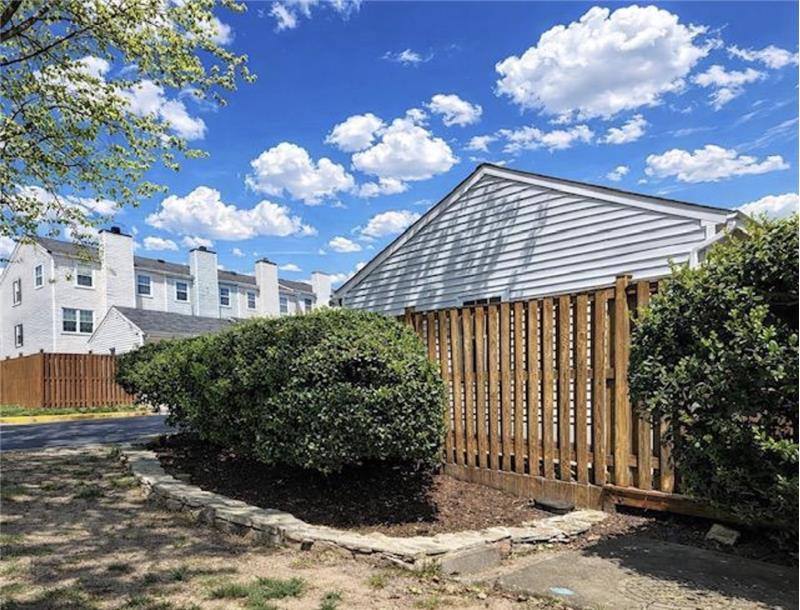 Townhouse for rent at 13998 New Braddock Rd, Centreville, VA 20121