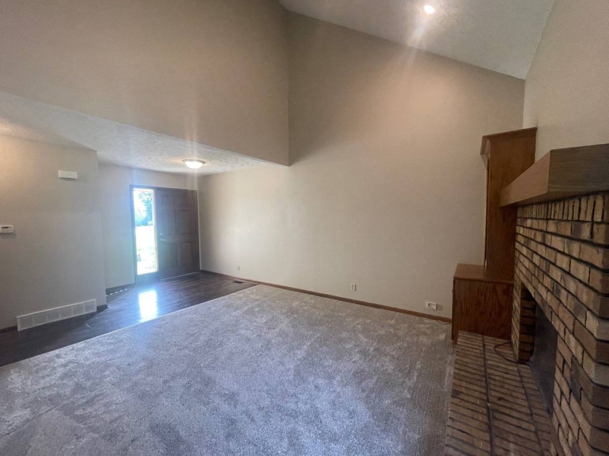 Townhouse for rent at 1105 Grenoble Dr, Bellevue, NE 68123