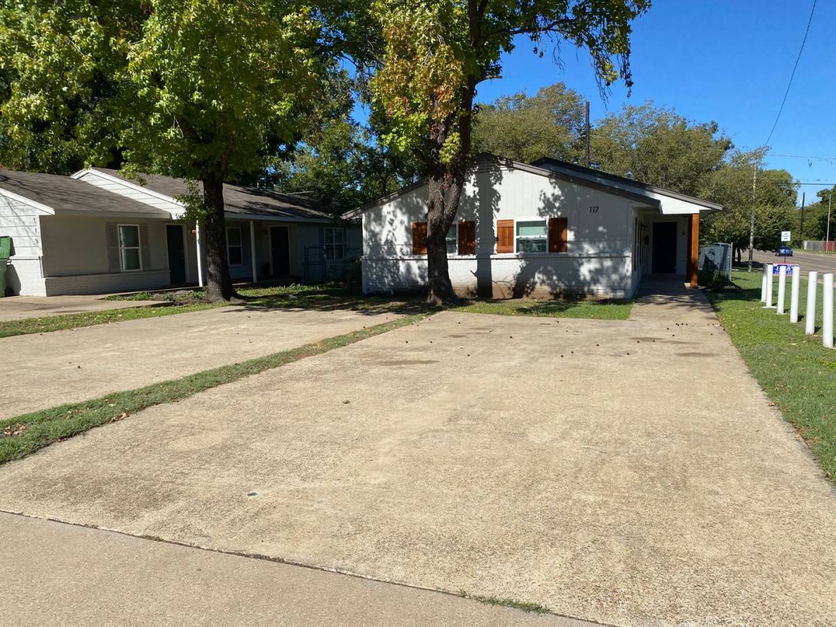 House for rent at 117 E Sanford St, Arlington, TX 76011