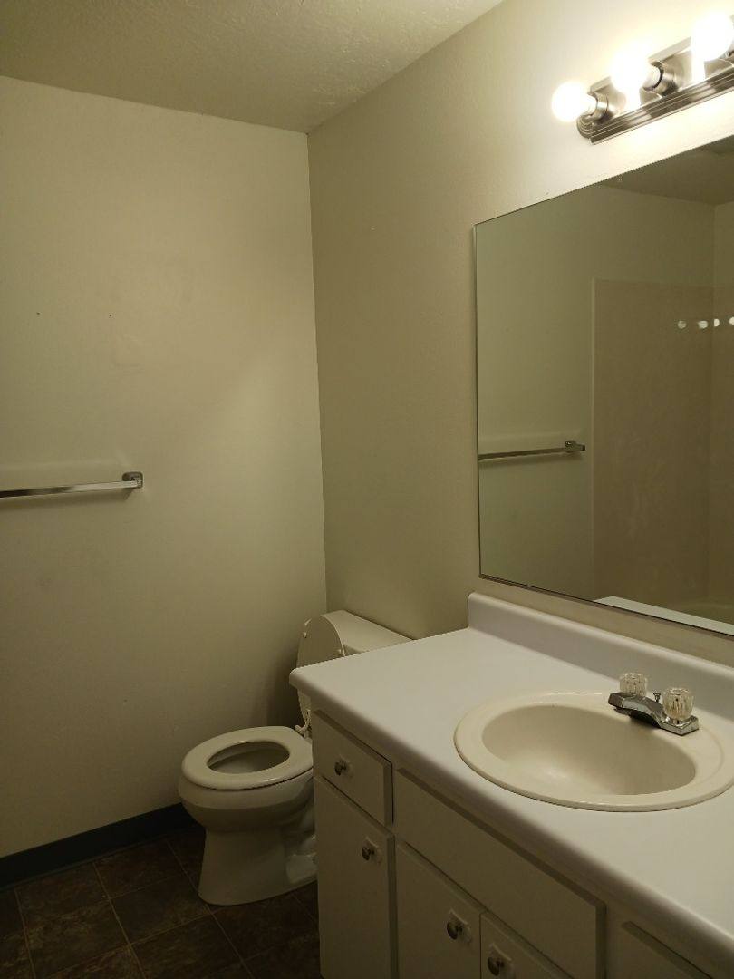 Apartment for rent at 611 W 13th St, Medford, OR 97501